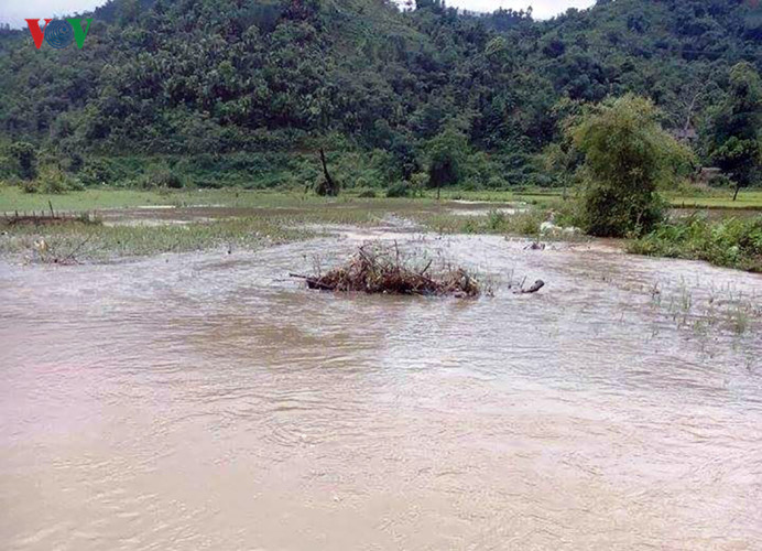 duong thanh suoi cau sap nha dan ngap nuoc vi mua lu