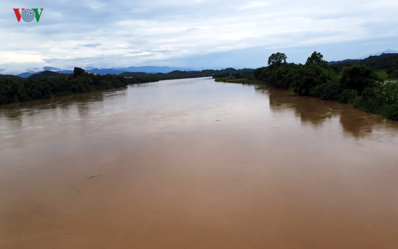 duong thanh suoi cau sap nha dan ngap nuoc vi mua lu