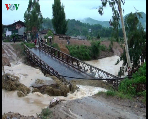 duong thanh suoi cau sap nha dan ngap nuoc vi mua lu