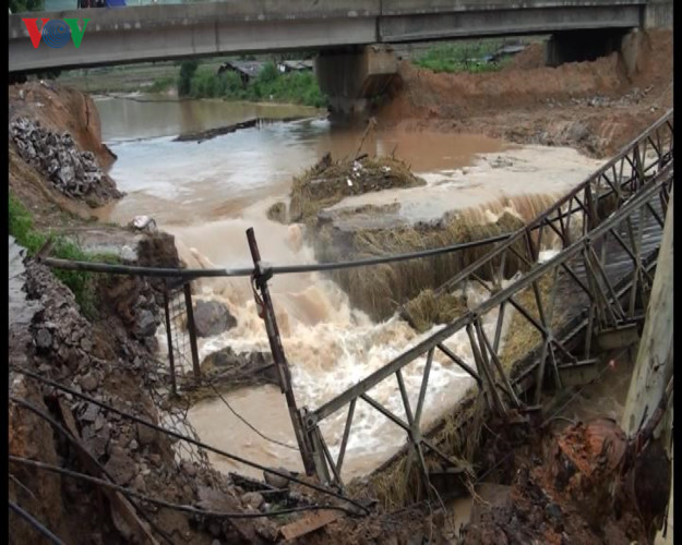 duong thanh suoi cau sap nha dan ngap nuoc vi mua lu