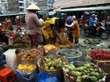 Lương tăng nhưng giá thực phẩm ổn định, không "té nước theo mưa"