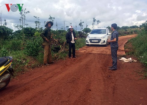 be cong duong giao thong cua dan vao ray nha thau