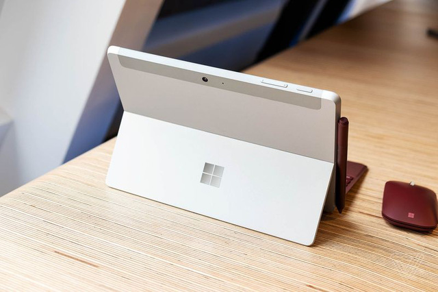 microsoft lan dau trinh lang may tinh bang surface co nho gia re