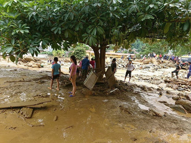 kinh hoang lu quet trong dem 8 nguoi mat tich nhieu nha bi cuon troi