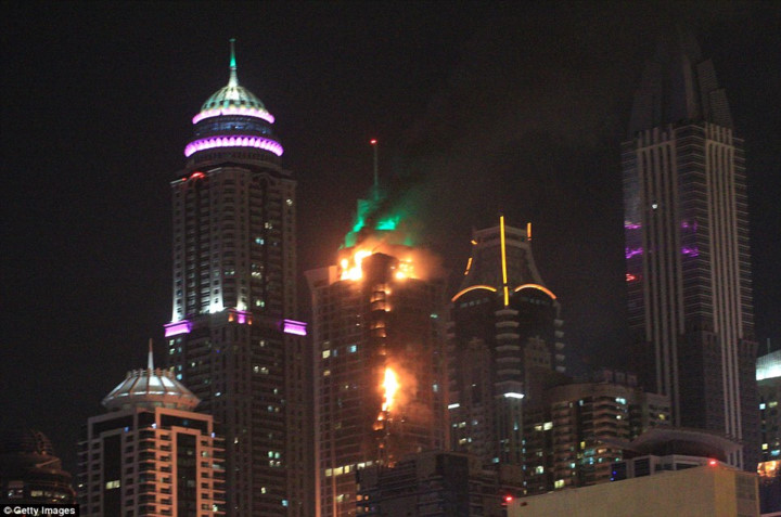 hinh anh lua chay ngun ngut nhan chim chung cu torch o dubai