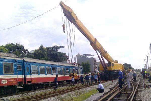 Đoàn tàu chở hơn 100 khách bị trật bánh khi vừa tới Hà Nội