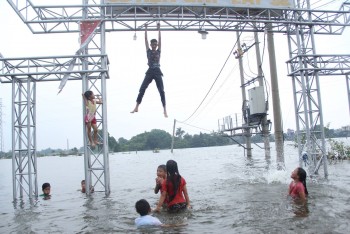 Dân vùng lụt Hà Nội bơi giữa sân, tắm dọc đường làng