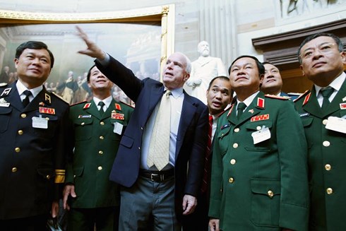 john mccain nguoi gop cong binh thuong hoa quan he viet my