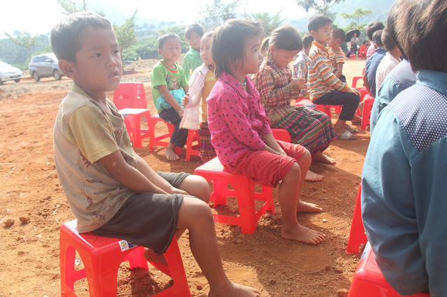 nhung doi chan tran bang rung den truong trong buoi le khai giang