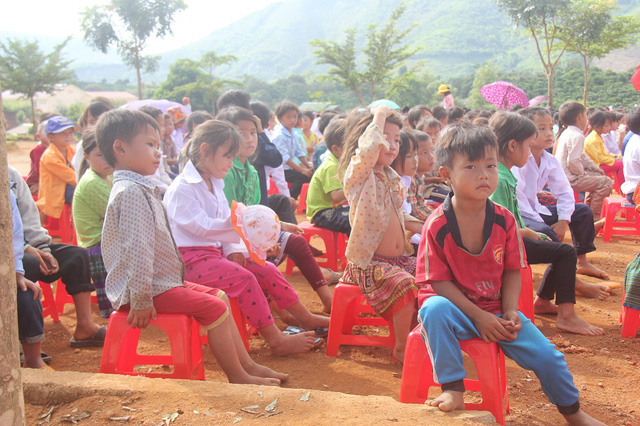 nhung doi chan tran bang rung den truong trong buoi le khai giang