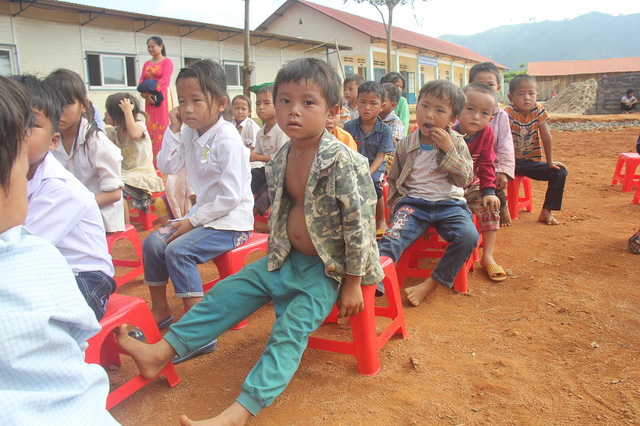 nhung doi chan tran bang rung den truong trong buoi le khai giang