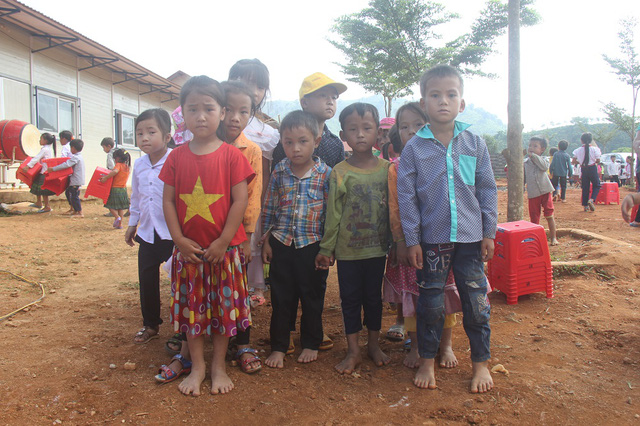 nhung doi chan tran bang rung den truong trong buoi le khai giang