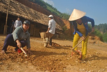 Dựng lều “lo chữ” cho con nơi lòng hồ thủy điện