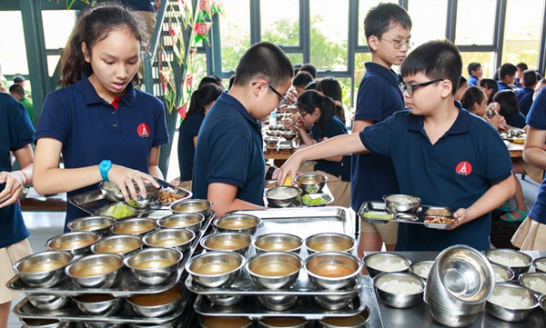 Nỗi lo an toàn bữa ăn bán trú