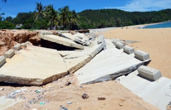 Kè biển hơn chục tỷ đồng chưa nghiệm thu đã vỡ nát