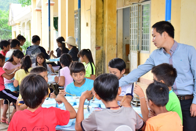 Huyện nghèo gắng lo cho học sinh bán trú