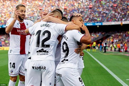 lionel messi toa sang barca ghi 8 ban vao luoi tan binh huesca