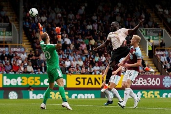 Lukaku ghi cú đúp, MU tìm lại chiến thắng trước Burnley