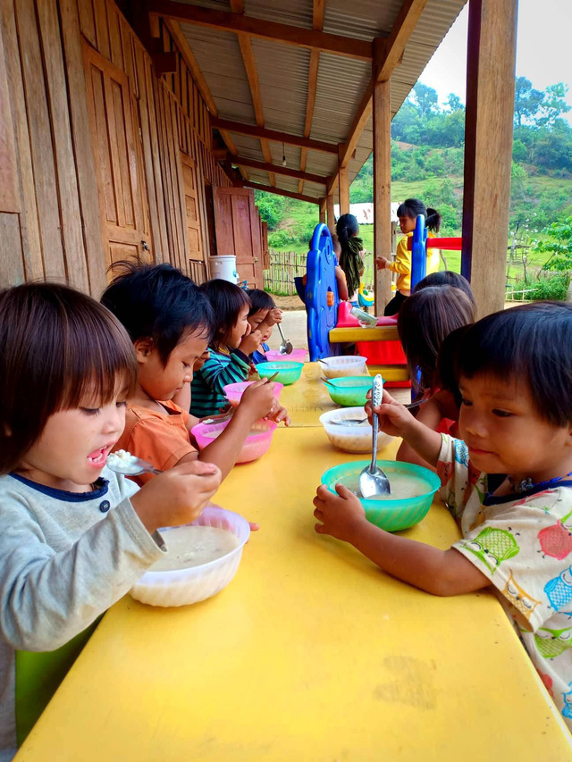 nhung bua com co thit cua hoc sinh vung cao quang nam