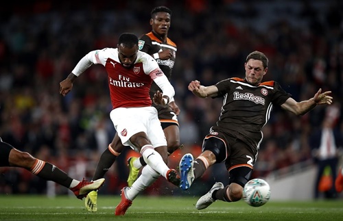 arsenal vao vong bon cup lien doan nho cu dup cua welbeck