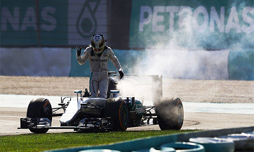 hamilton am chi bi mercedes co tinh triet ha