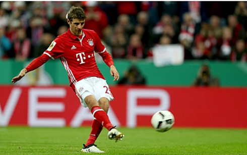 muller toa sang bayern thang nhoc augsburg