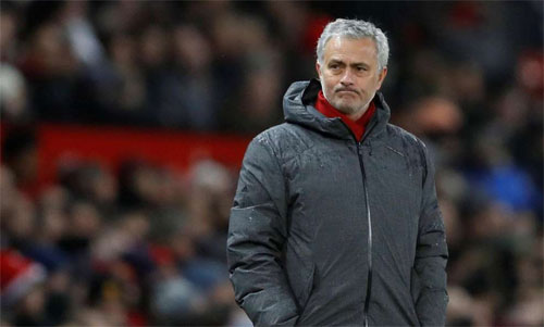 Ryan Giggs khuyên Man Utd không nên sa thải Mourinho