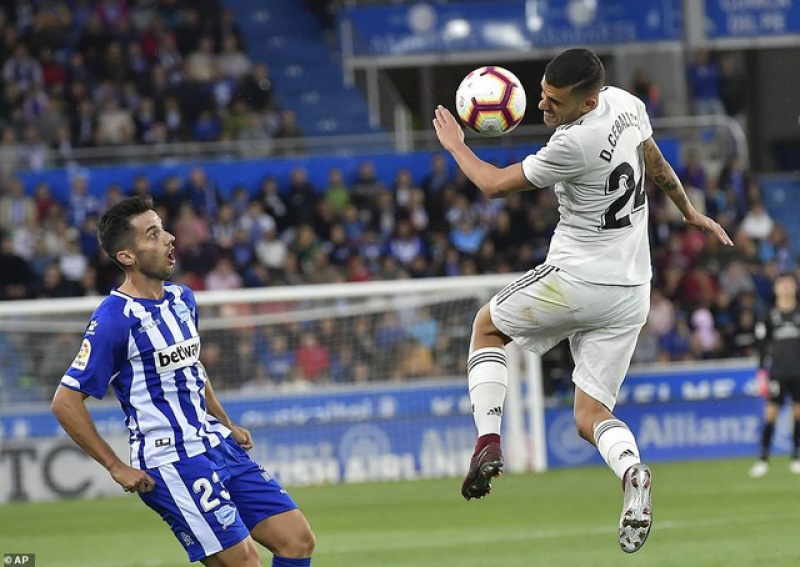 guc nga truoc alaves real madrid roi vao khung hoang