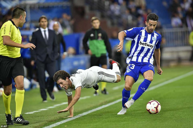 guc nga truoc alaves real madrid roi vao khung hoang