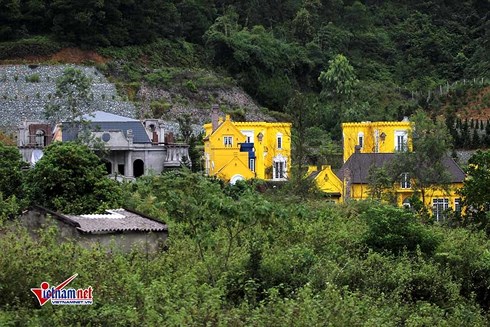 biet thu nguy nga moc tren dat rung phong ho soc son ha noi