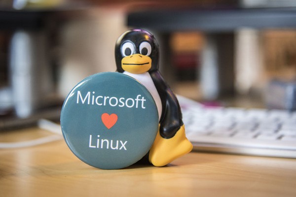 microsoft bat ngo thay doi chinh sach tu doi dau sang ung ho linux