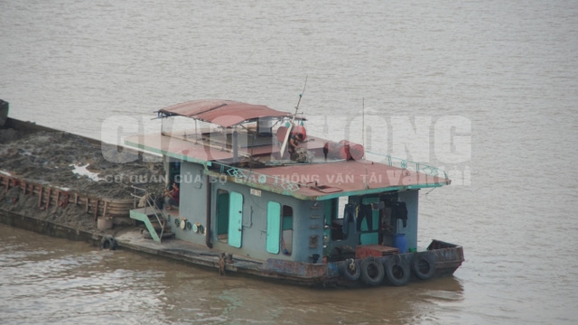 bo cong an dieu tra viec do hang tram tan chat thai xuong song hong