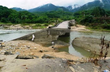 Sau mưa lũ, lộ cây cầu bê tông... không lõi thép