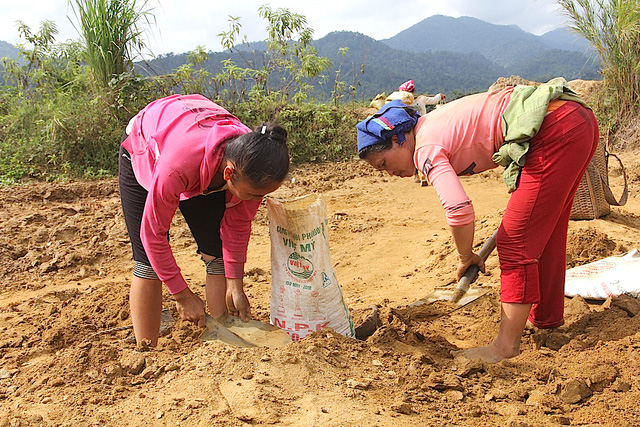 nguoi dan ram ro di mot quang thiec