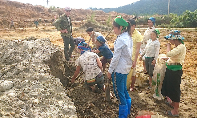 nguoi dan ram ro di mot quang thiec