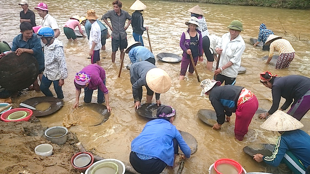 nguoi dan ram ro di mot quang thiec