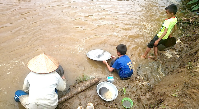 nguoi dan ram ro di mot quang thiec