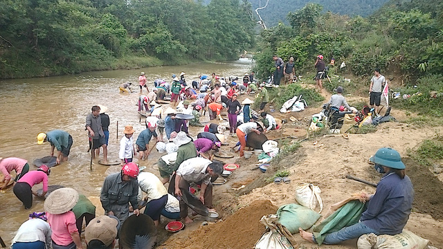 nguoi dan ram ro di mot quang thiec