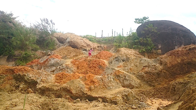 nguoi dan ram ro di mot quang thiec