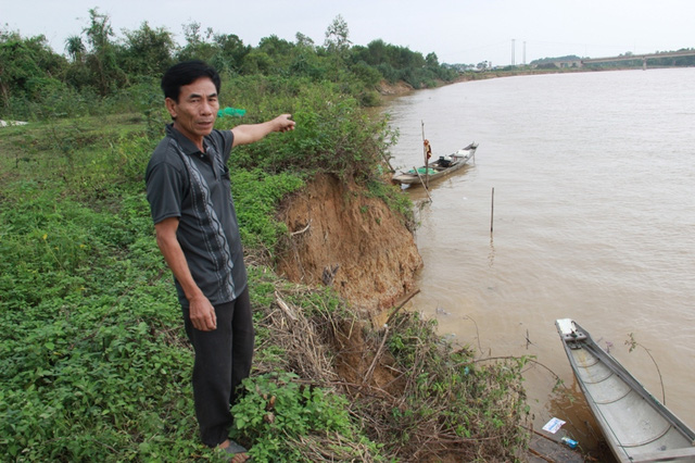 nguoi dan thap thom truoc tinh trang bo song bi sat lo nghiem trong