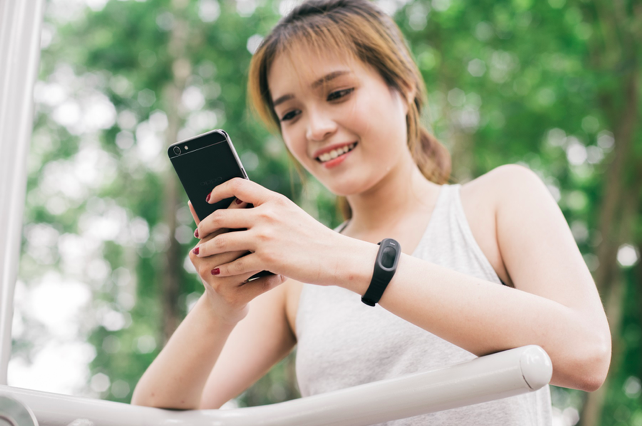 oppo khuyen mai khung tang vong smartband cho nguoi mua oppo f1s xam