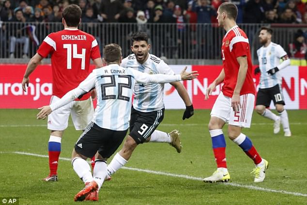 messi nhat nhoa aguero giup argentina danh bai nga