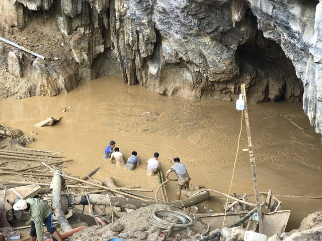 Vụ 2 phu vàng mắc kẹt: Bùn vẫn dày hàng mét, huy động thêm máy bơm công suất lớn