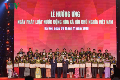 chu tich quoc hoi du le huong ung ngay phap luat viet nam