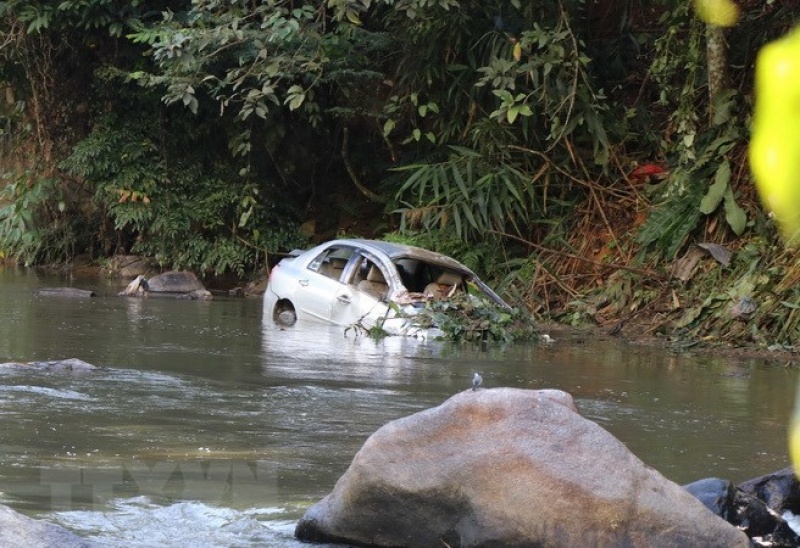 Xe con lao xuống vực sâu, 3 người thương vong