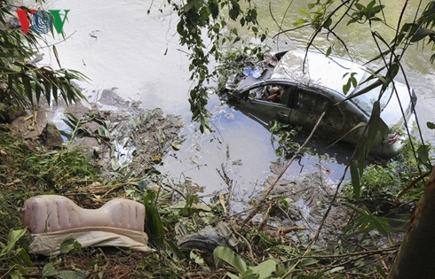 xe con lao xuong vuc sau 3 nguoi thuong vong