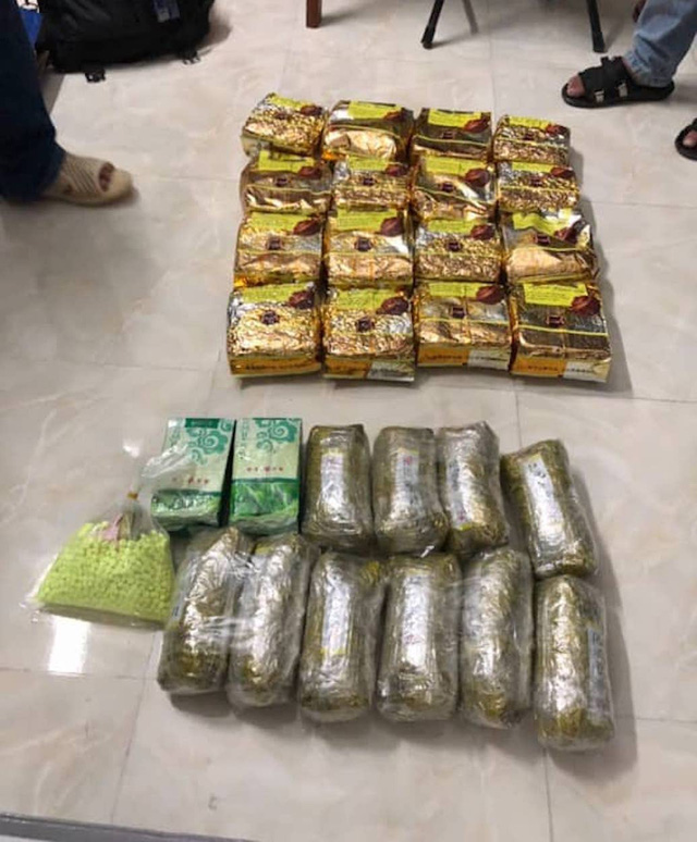 Cảnh sát bao vây chung cư bắt trùm ma túy ở Sài Gòn canh sat bao vay chung cu bat trum ma tuy o sai gon