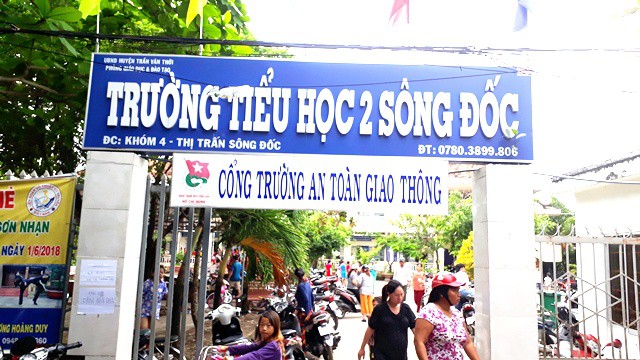 Trường thực hiện xã hội hóa giáo dục nhưng buộc phụ huynh phải đóng tiền