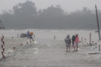 Hơn 1.300 ngôi nhà ngập nước, người dân "bơi" trong lũ