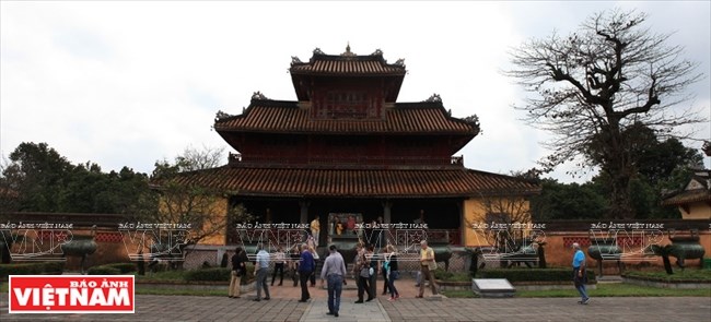 hinh anh quan dao hoang sa va truong sa tren cuu dinh o hue